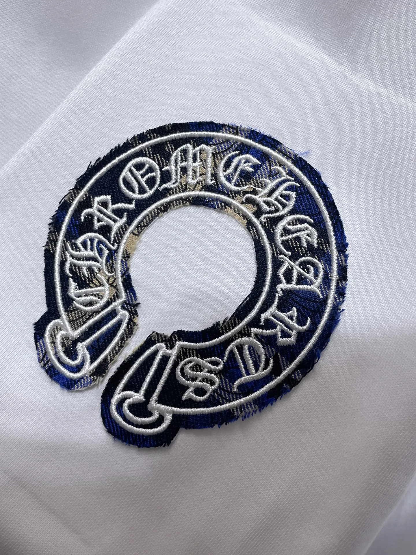 P160 New Chrome Hearts 25ss for summer. High-weight, environmentally friendly and high-quality top-grade fabric. 280g Chrome Horseshoe Contrast Color Patch Short Sleeves. Heavy-duty pure hand-cut patch embroidery technology. Counter synchronization. Re-engraved version 1:1. Recommended Color: Black White. Size: S, M, L, XL.
